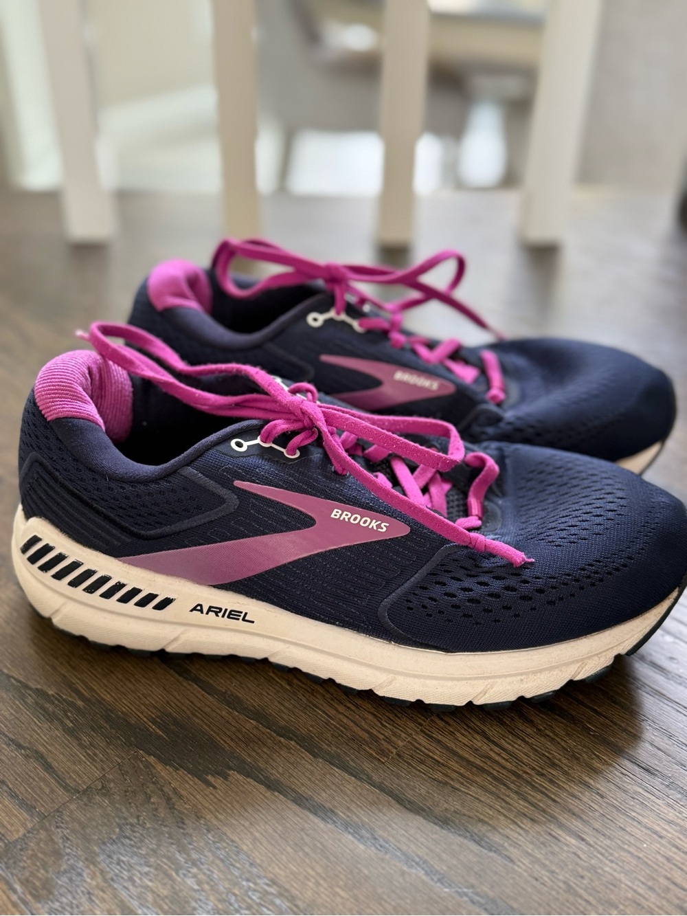 Brooks Ariel 20 Women's Running Shoes - Navy with Pink. Size 9.5